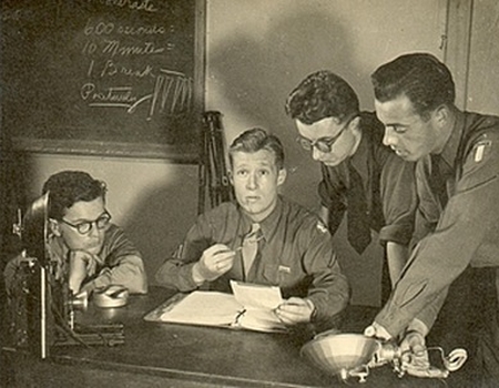 CFPNA: Debriefing autour de l'instructeur US- Coll° C Delorme.