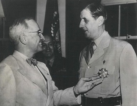 CFPNA: Le G&eacute;n&eacute;ral de Gaulle recevant la MEDAL of MERIT des mains d'Harry Truman.